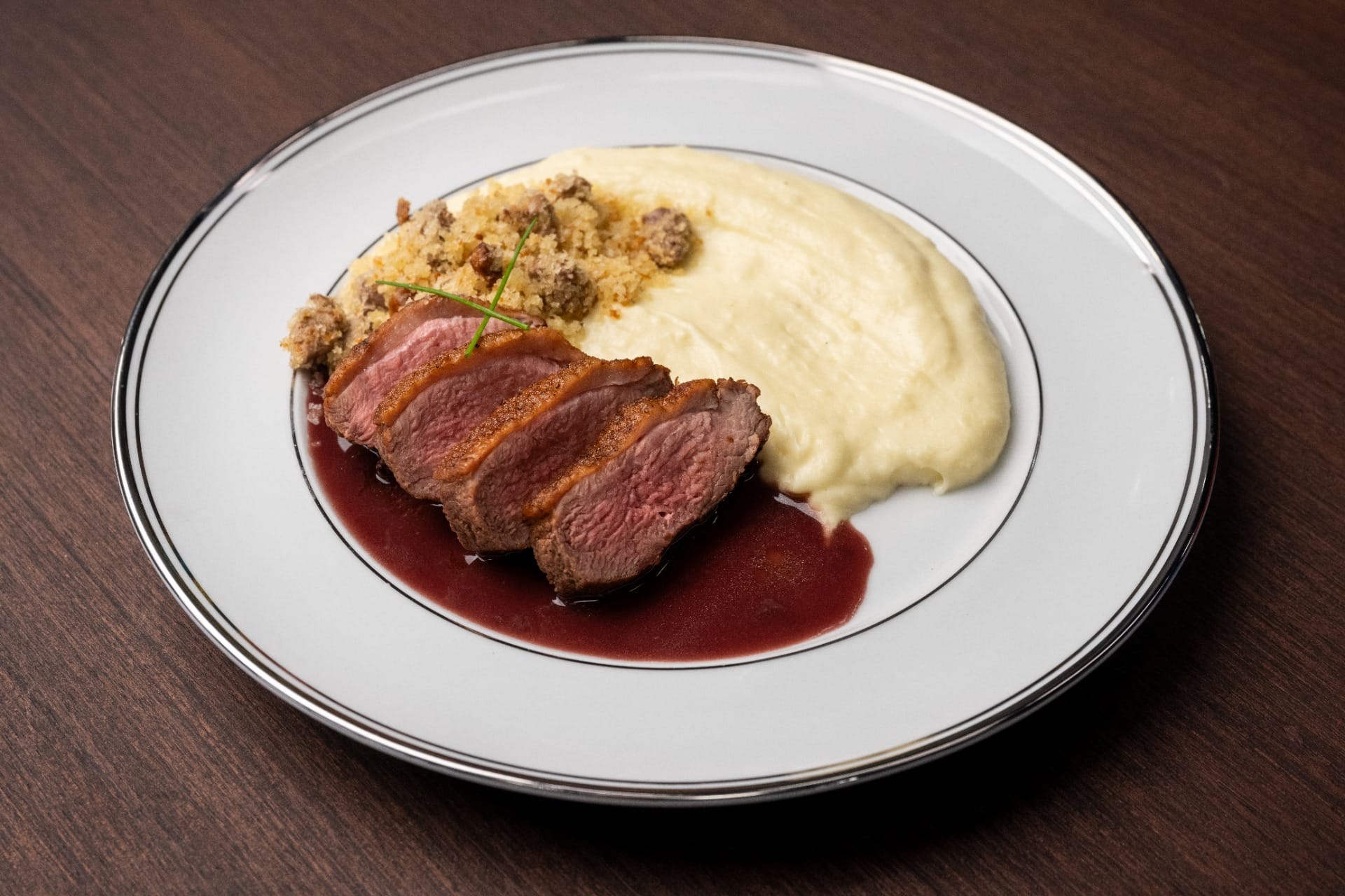 Peito de pato sobre demi glace de vinho Casillero com mousseline de batatas e farofa de miúdos | Band Receitas