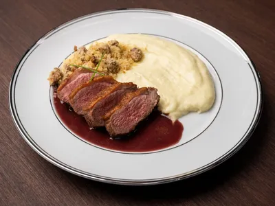 Peito de pato sobre demi glace de vinho Casillero com mousseline de batatas e farofa de miúdos | Band Receitas