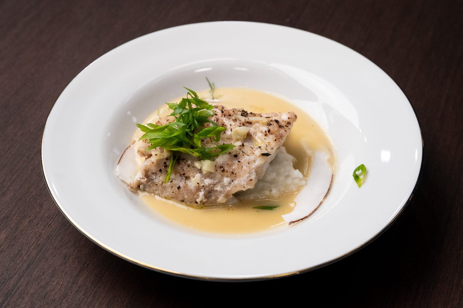 Pescada assada, purê de arroz de coco e molho de peixe com leite de coco e vinho branco | Band Receitas