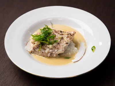 Pescada assada, purê de arroz de coco e molho de peixe com leite de coco e vinho branco | Band Receitas