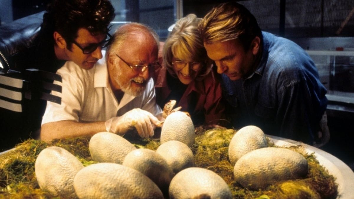 Richard Attenborough (de branco) com Sam Neill (à direita), Laura Dern e Jeff Goldblum (à esquerda) (Créditos: Universal Pictures)