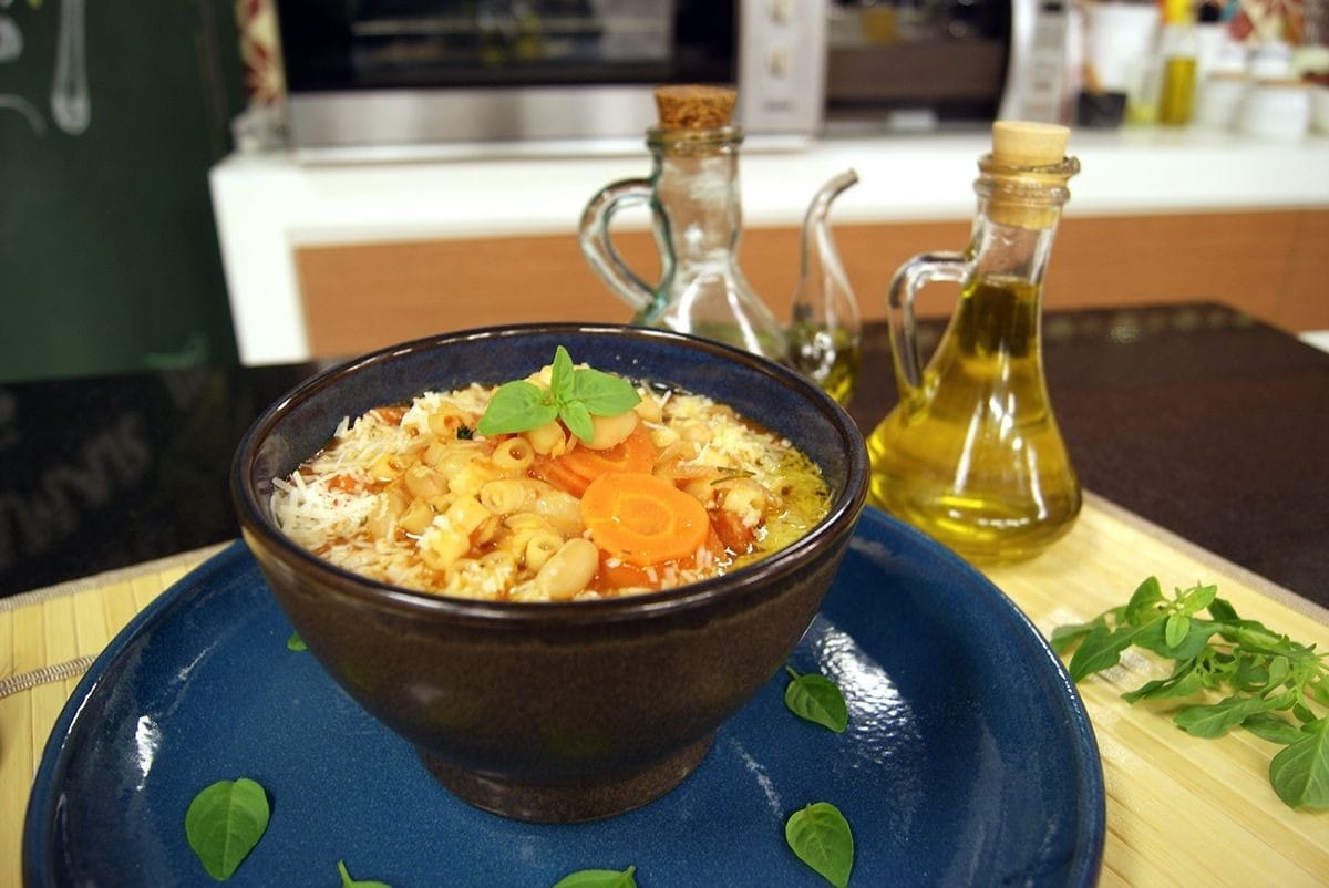 O que vai na sopa de feijão? Aprenda receitas perfeitas para o frio
