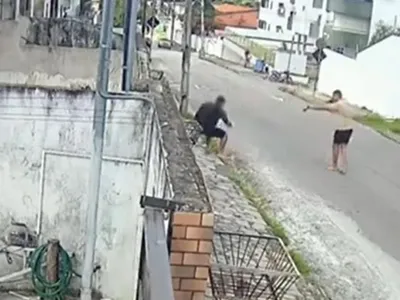 Adolescente é confundido com bandido e baleado ao pular muro de escola