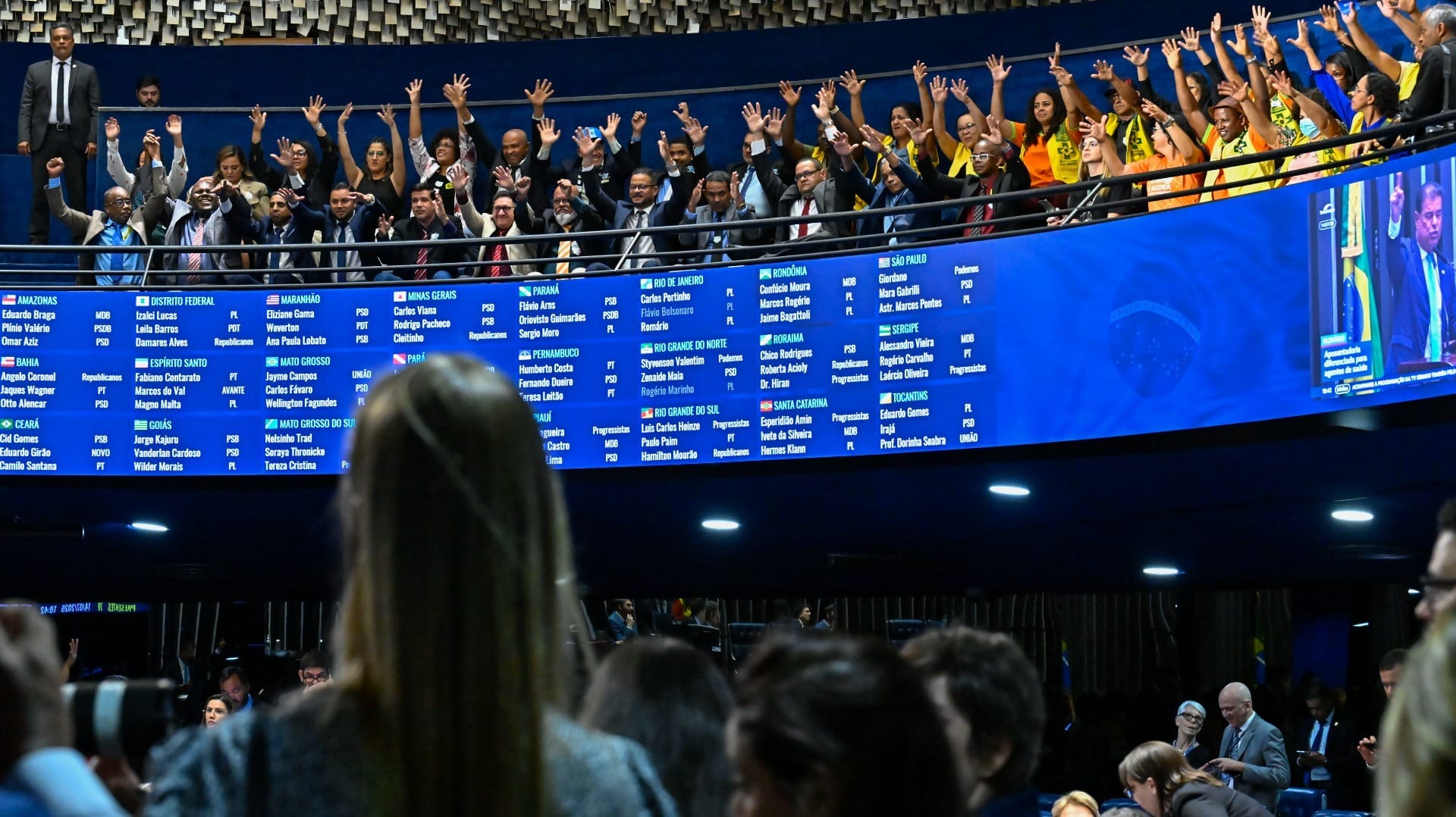 Senado aprova 'pauta-bomba' da aposentadoria a agentes de saúde