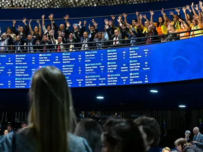 Senado aprova 'pauta-bomba' da aposentadoria a agentes de saúde