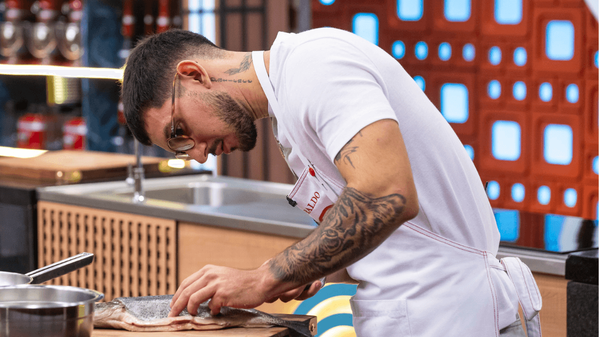Everaldo chora no MasterChef ao lembrar do pai: "Me ensinou a ser homem"
