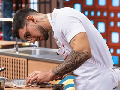 Everaldo chora no MasterChef ao lembrar do pai: "Me ensinou a ser homem"