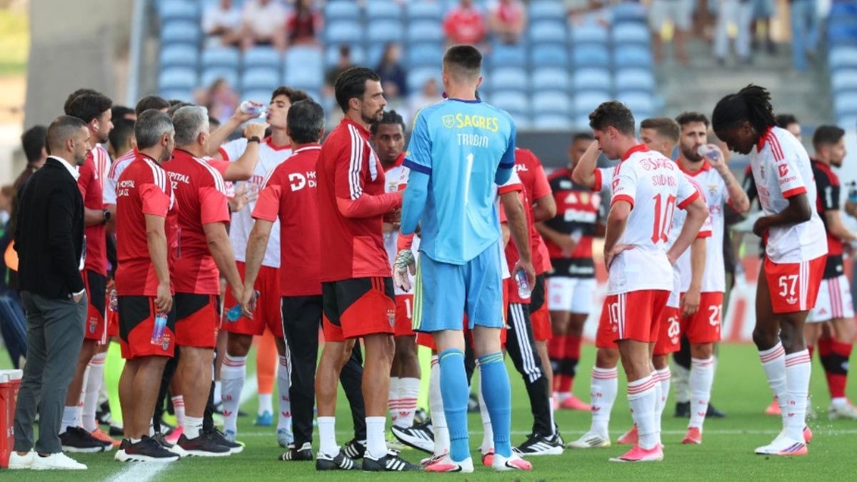 Lateral do Flamengo se desculpa com jogador do Benfica após grave lesão