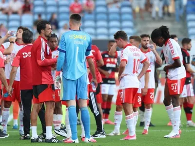 Lateral do Flamengo se desculpa com jogador do Benfica após grave lesão