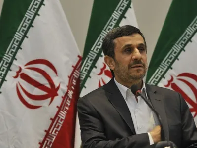 Irã mantém Ahmadinejad em prisão domiciliar por contato com Israel, diz NYT