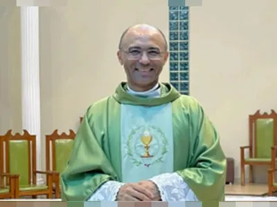 Padre que desafiou o papa rejeita excomunhão: "Continuaremos a rezar missa"