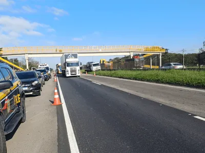 Acidente com seis veículos deixa uma pessoa ferida na Dutra em SJCampos