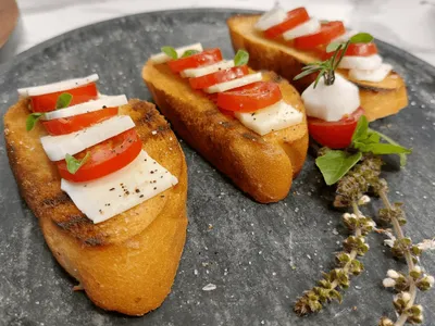 Faça 4 deliciosas bruschettas para começar a semana com sabor e estilo