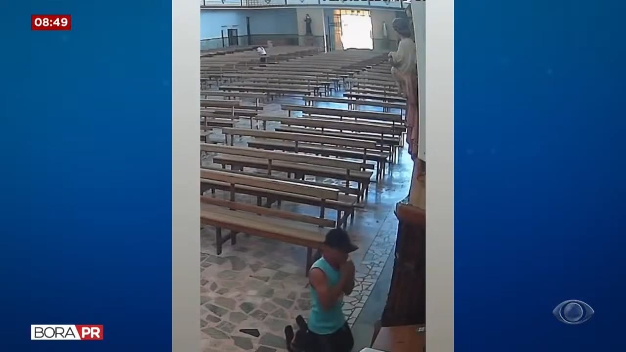 Câmera flagra furto de cofre em igreja de Paranavaí