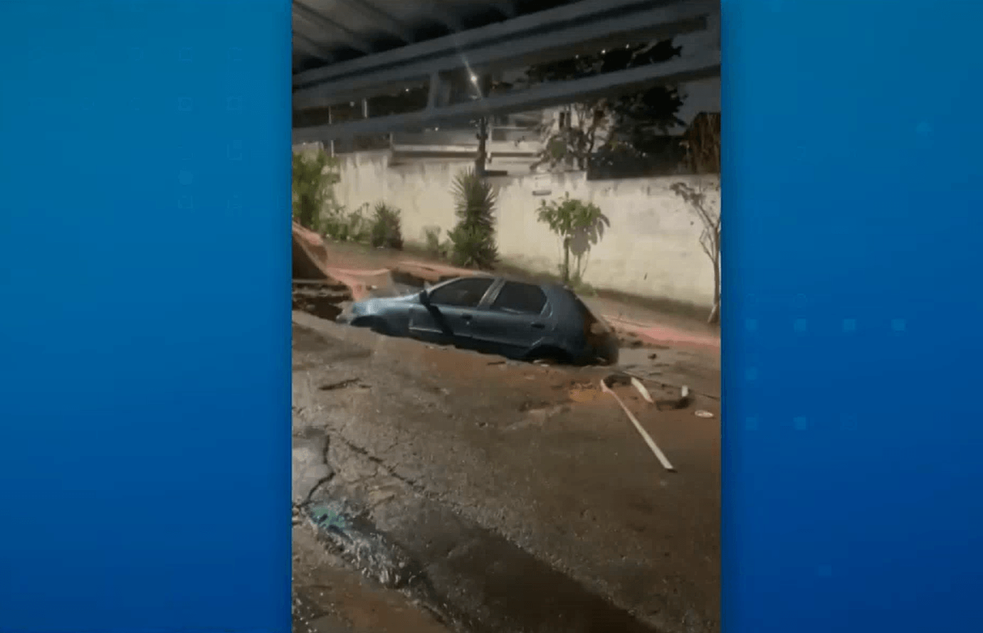 Cratera engole carro durante temporal em SP e coloca moradores em risco