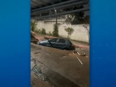 Cratera engole carro durante temporal em SP e coloca moradores em risco