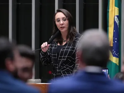 Deputada explica o que muda com educação política obrigatória em escolas