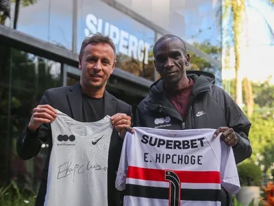 Maratonista bicampeão olímpico visita CT do São Paulo e manda recado