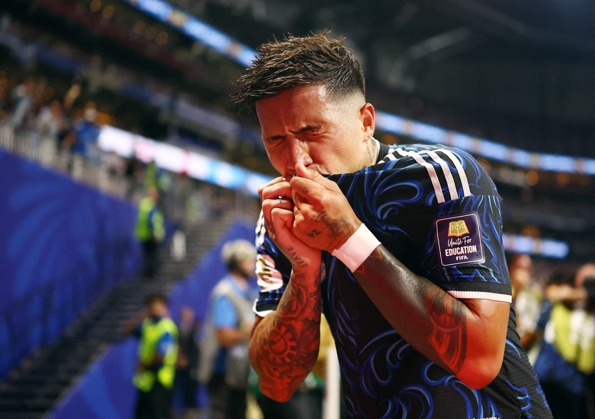 Argentina vence batalha épica contra Inglaterra e vai para final da Copa