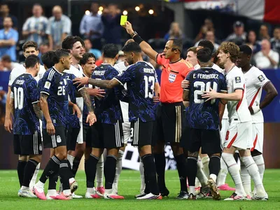 'Árbitro do Messi': web reage à arbitragem em Argentina x Inglaterra
