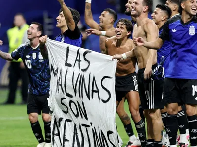Jogadores da Argentina provocam Inglaterra com faixa proibida pela Fifa