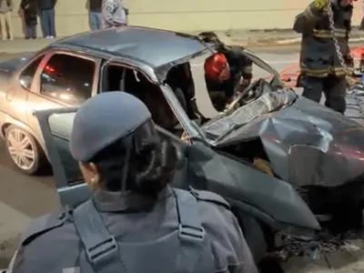 Mulher fica ferida após carro bater em poste em São José dos Campos