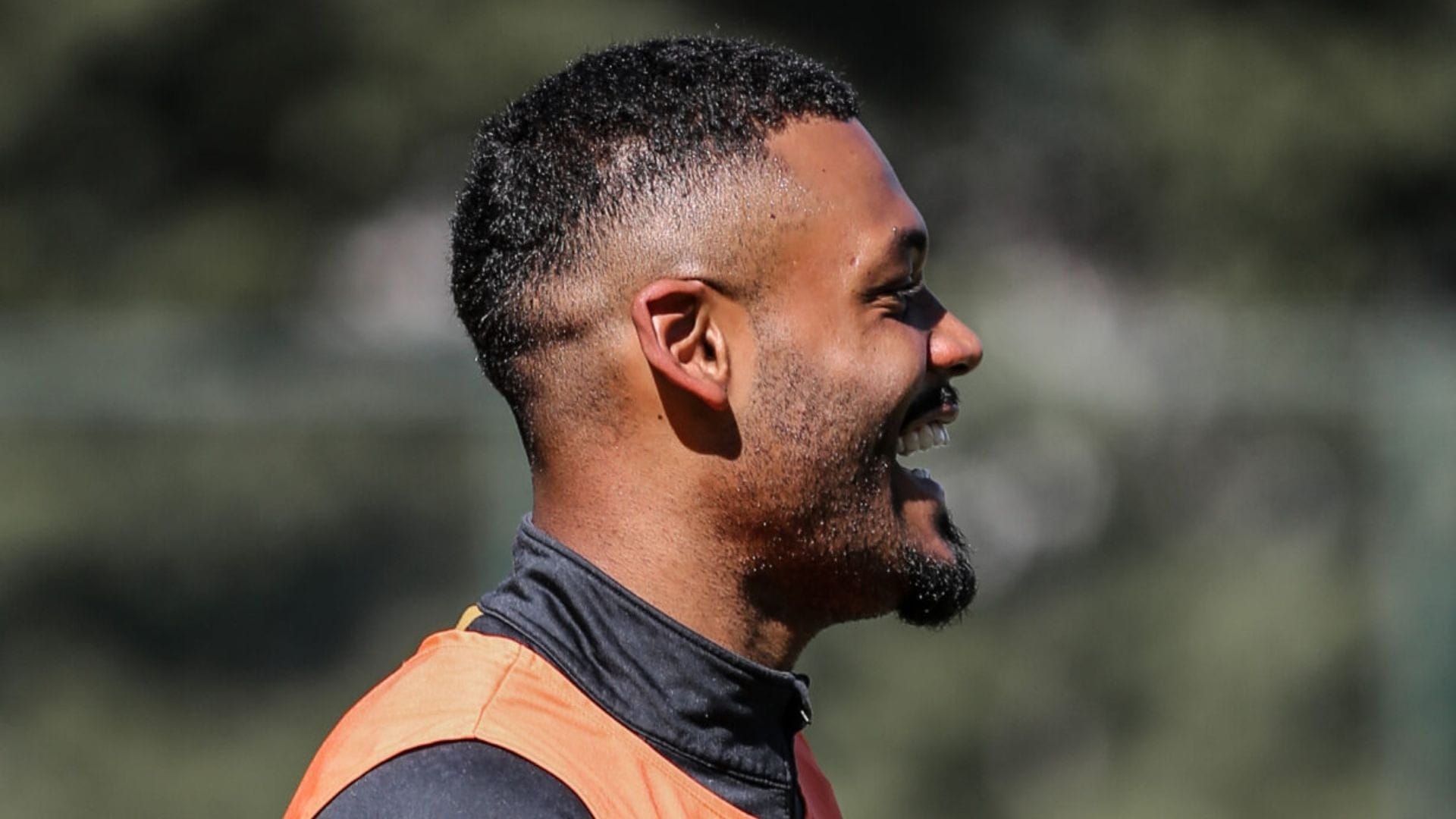 Zagueiro avança em recuperação e volta a treinar com elenco do São Paulo