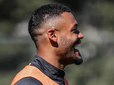 Zagueiro avança em recuperação e volta a treinar com elenco do São Paulo