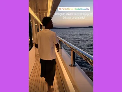 Vini Jr. publica foto em iate onde celebrou aniversário ao lado de Virginia