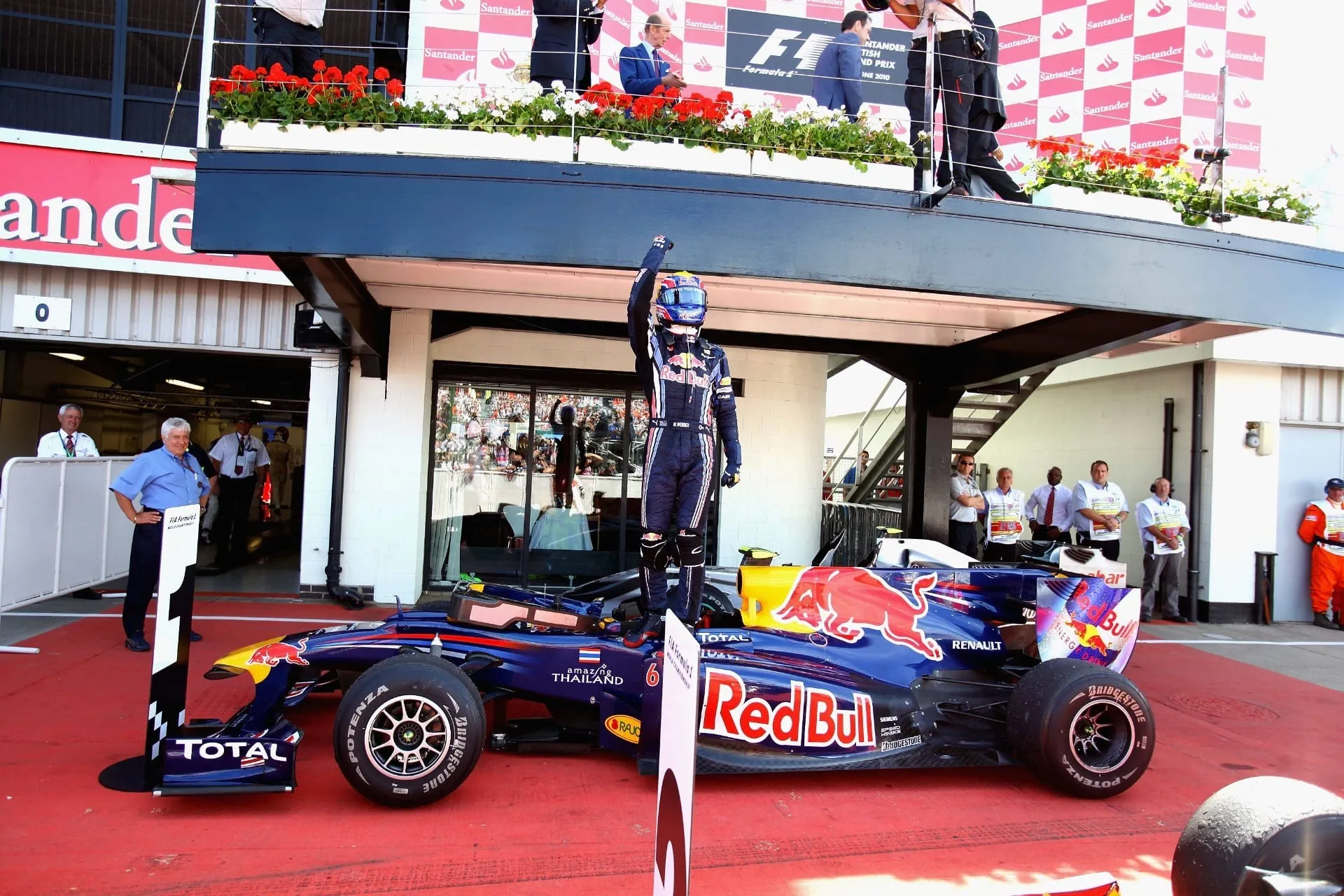 Webber comemora vitória no GP da Inglaterra de 2010