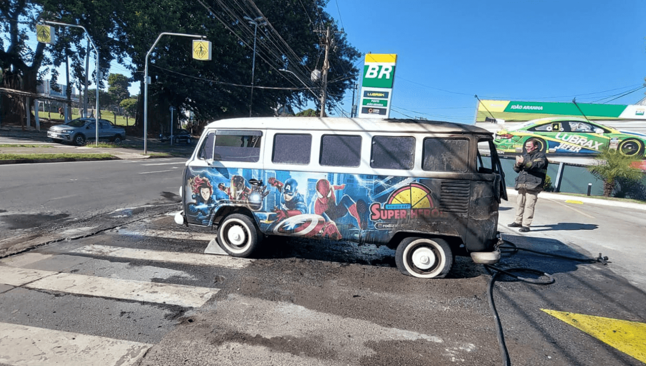 Kombi pega fogo em posto de combustíveis em Paulínia