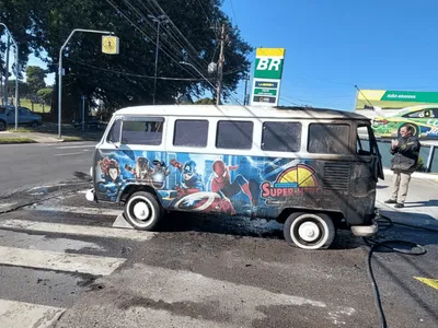 Kombi pega fogo em posto de combustíveis em Paulínia