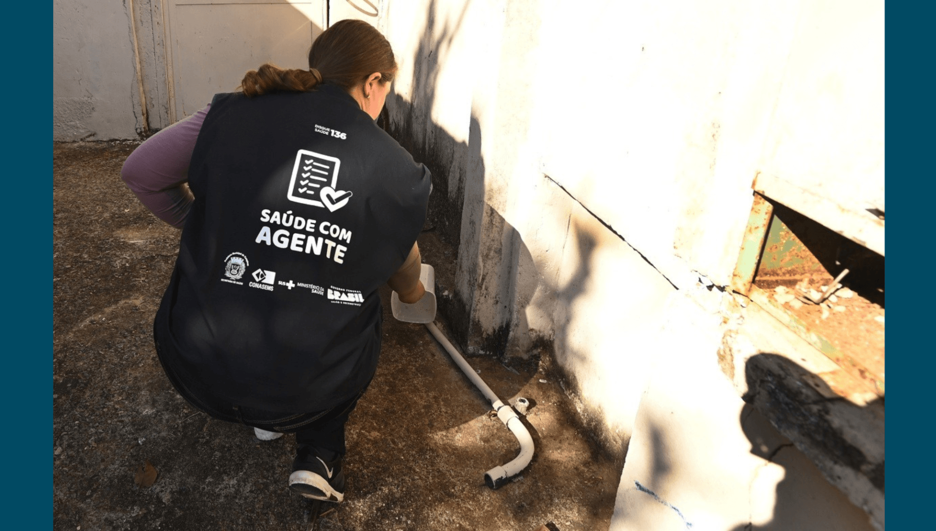 Agente de controle ambiental durante atividade em imóvel de Campinas