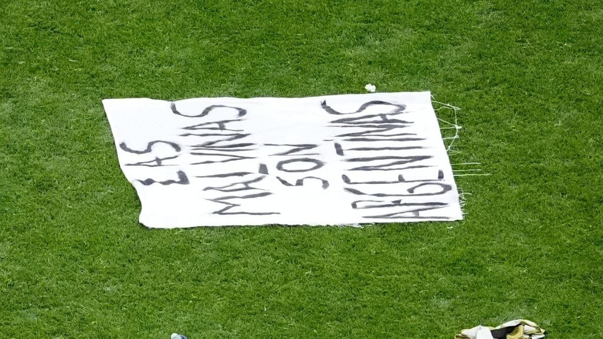 Bandeira com a frase "as Malvinas são Argentinas" | Crédito: Reuters/Dale Zanine