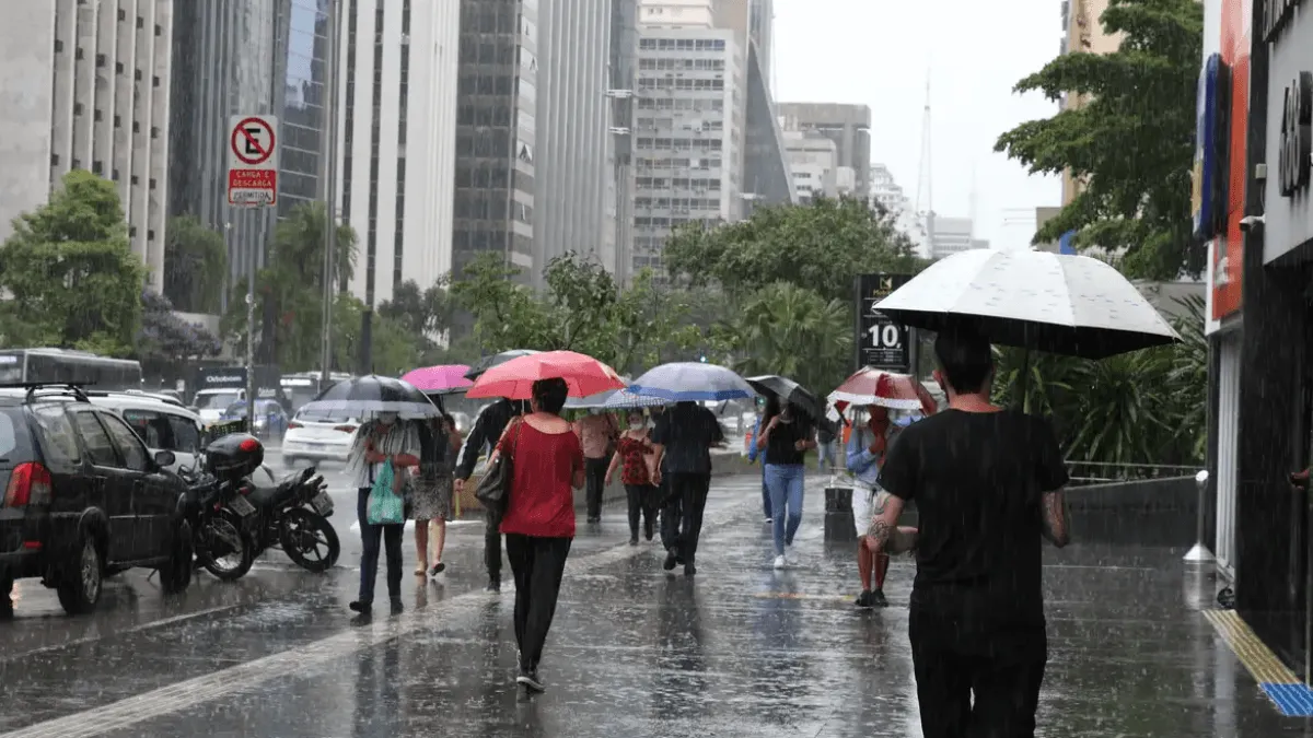 Frente fria traz chuva e derruba temperaturas no Sul e Sudeste; confira