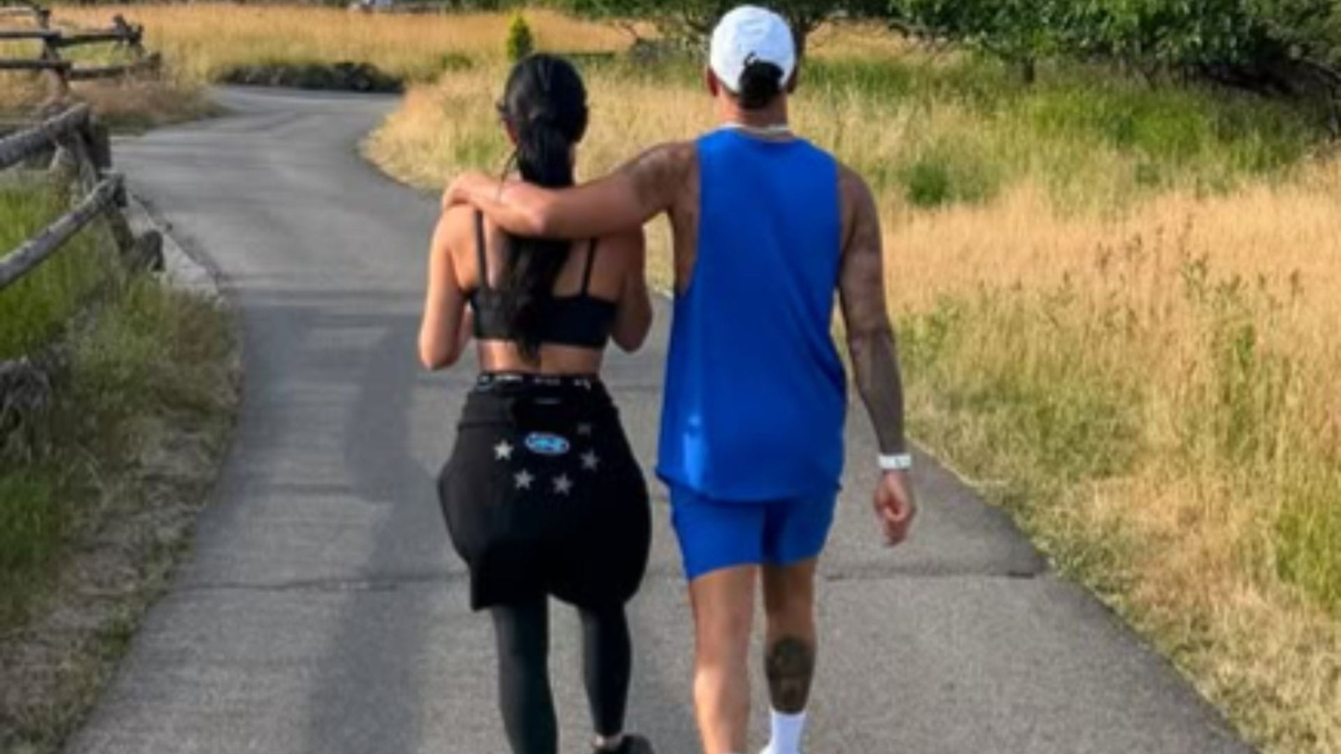 Lewis e Kim caminhando juntos