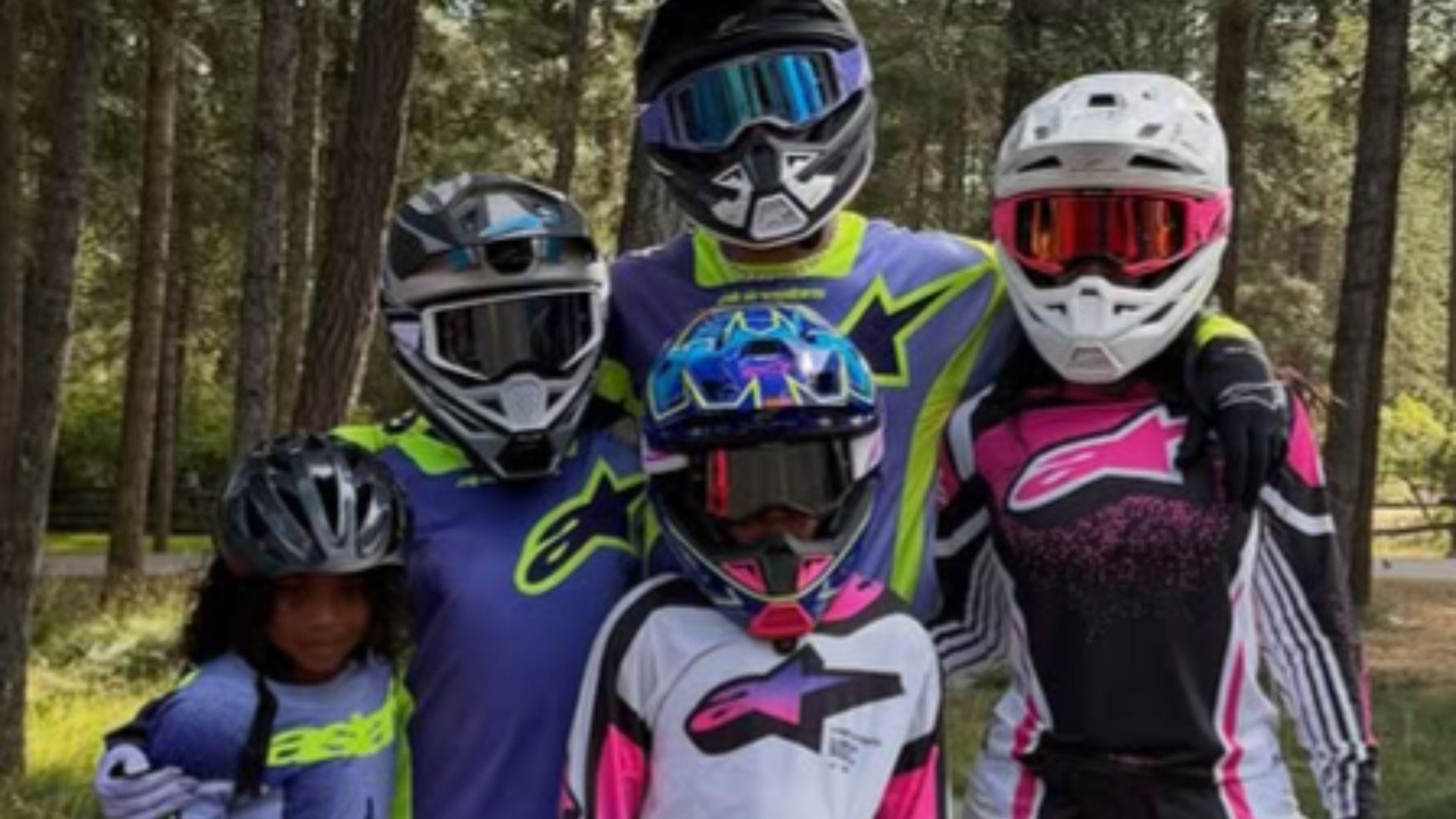 Lewis, Kim e fam&iacute;lia em roupa de motocross