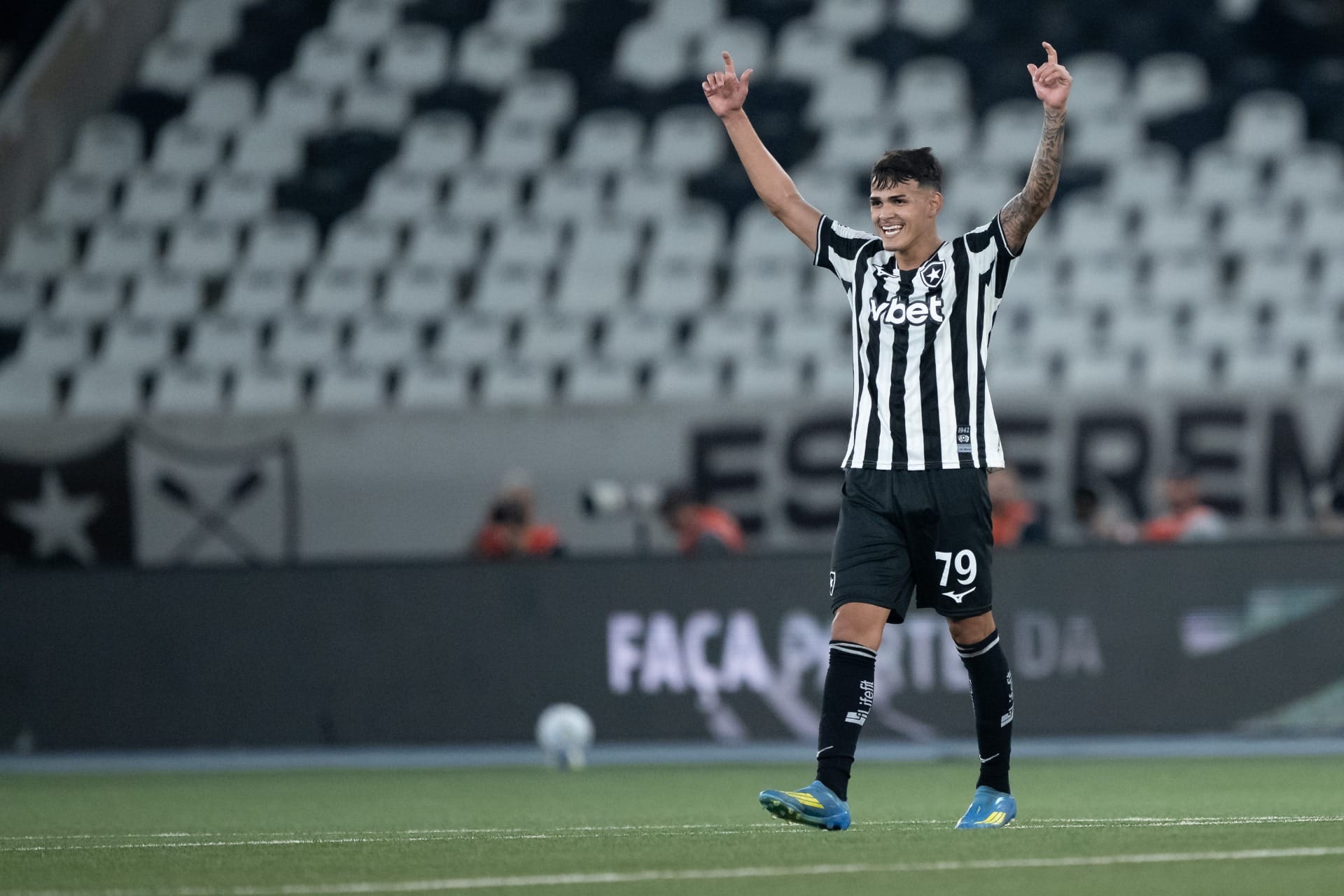 Jovem do Botafogo, que fez gol contra o Santos, tem contrato de R$ 755 mi