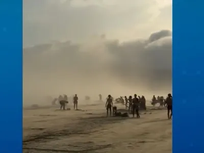 Vídeo: 'Nuvem rolo' gigante assusta banhistas e provoca correria em praia
