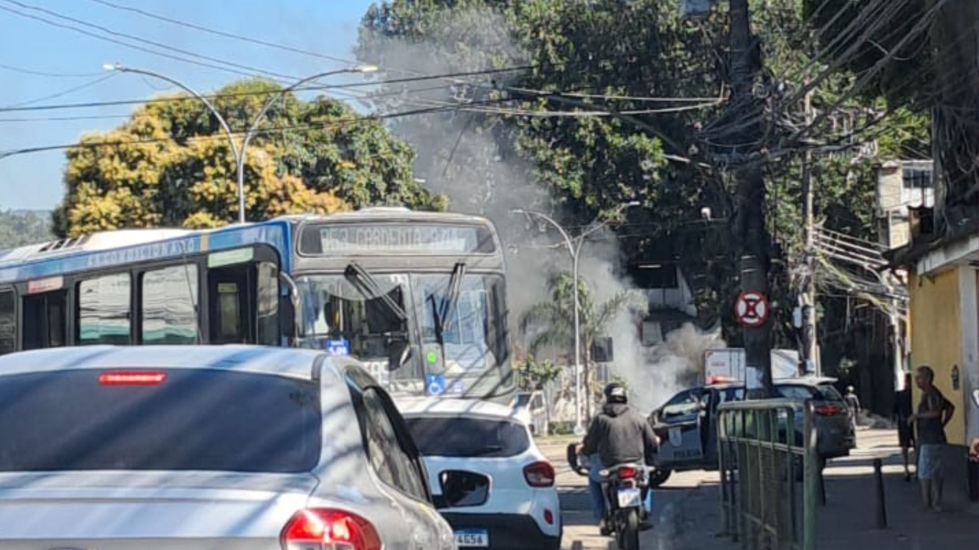 Disputa de facções fecha 40 escolas na Zona Oeste do RJ; suspeito é preso - QTU Questões do Universo
