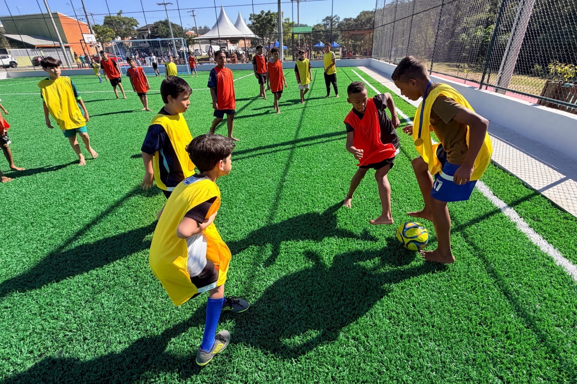 Partida de futebol estreou a quadra de grama sintética do novo Espaço Esportivo Comunitário no Jardim Mariana 1