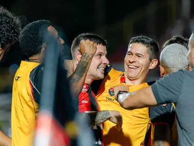 Vitória vence, sobe na tabela e impõe 1ª derrota ao novo técnico do Vasco
