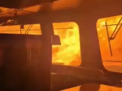 Vídeo: Trem de carga fica rodeado por chamas ao passar por vegetação