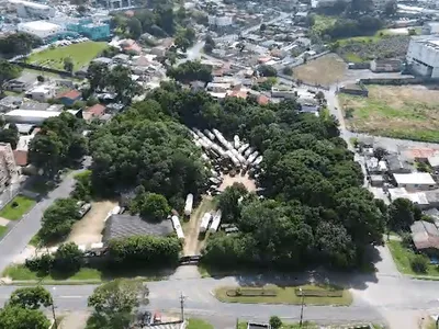 Moradores denunciam descarte de lixo em terreno de Colombo