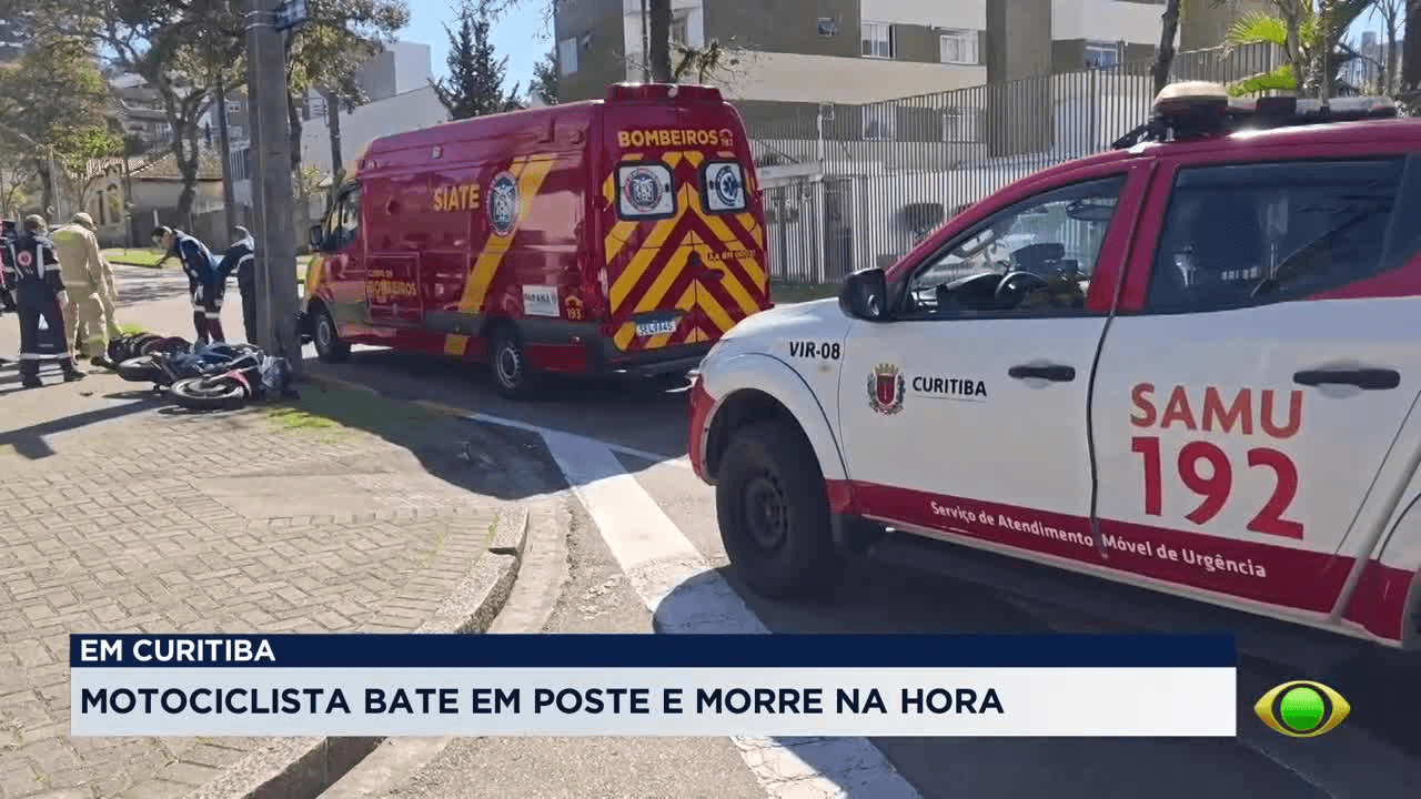 Motociclista morre após bater em carro e poste em Curitiba