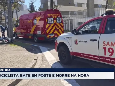 Motociclista morre após bater em carro e poste em Curitiba