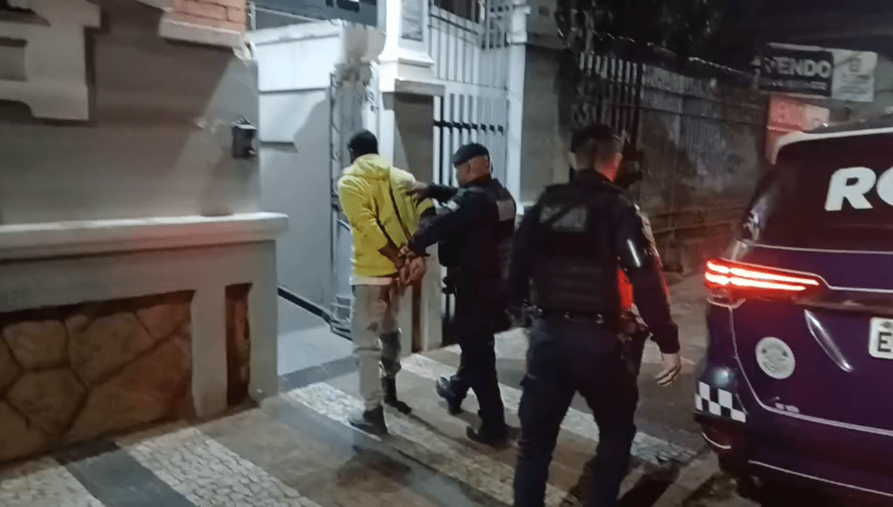 Homem agride mulher e quebra copo na cabeça do filho de 5 anos
