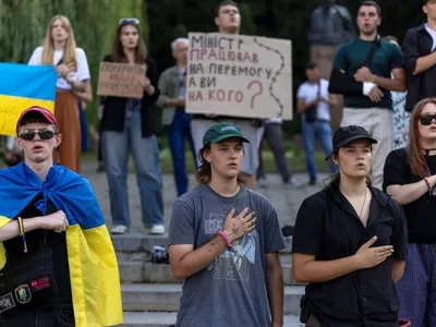 Demissão de ministro da Defesa gera protestos na Ucrânia