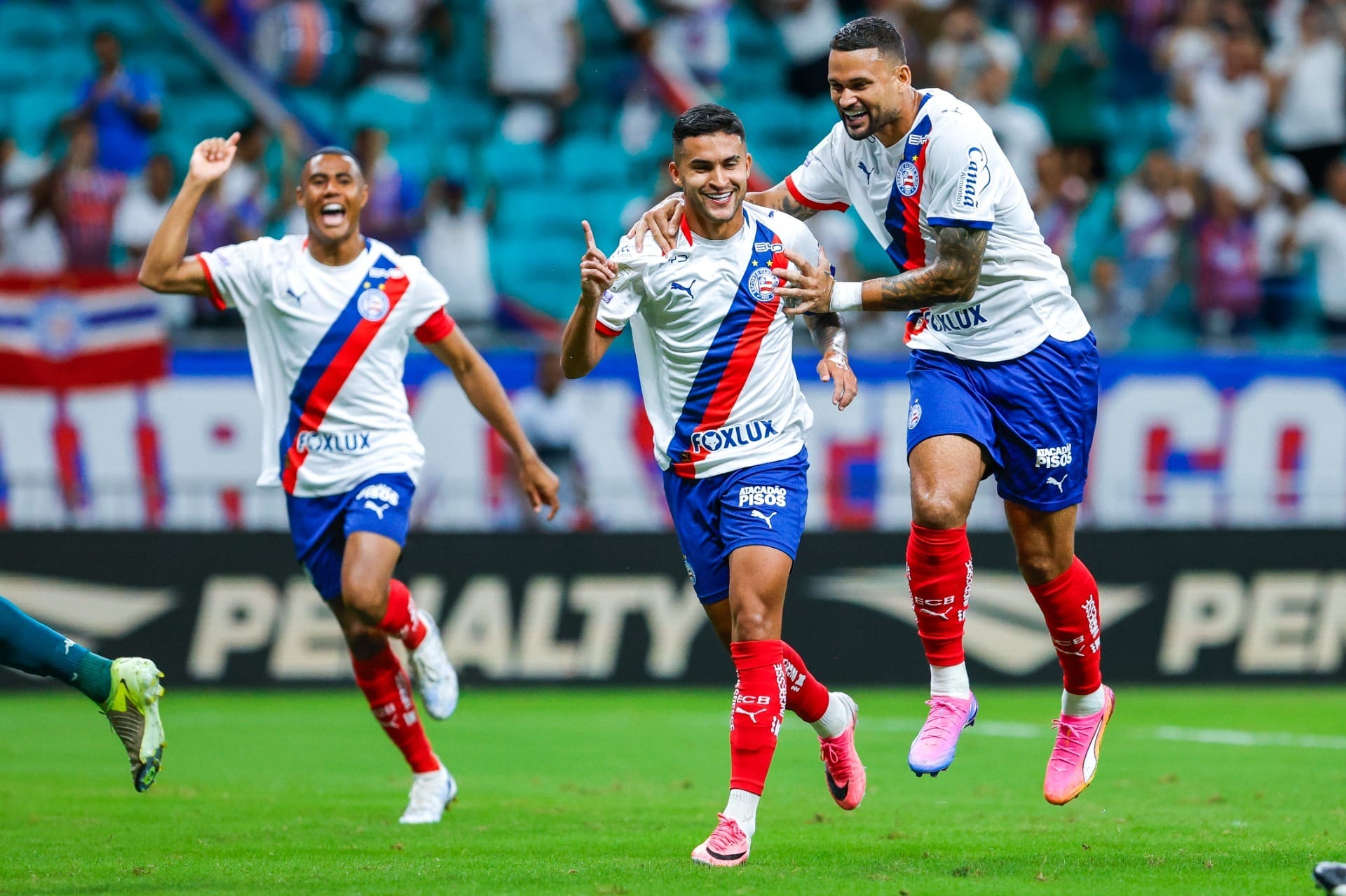 Com pênalti polêmico, Bahia vence a Chapecoense e sobe na tabela