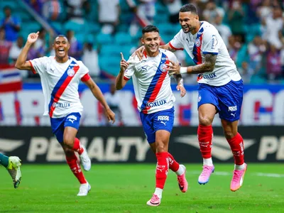 Com pênalti polêmico, Bahia vence a Chapecoense e sobe na tabela